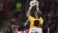 Slávistický branká� Antonín Kinský v utkání Evropské ligy proti Ajaxu stahuje...