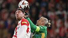 Slávistický úto�ník Tomá� Chorý v souboji s branká�em Remco Pasveerem z Ajaxu v...