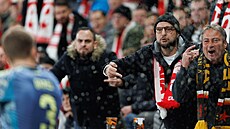 Rozzu�ení fanou�ci Slavie v záv�ru utkání Evropské ligy proti Ajaxu. Nelíbilo...