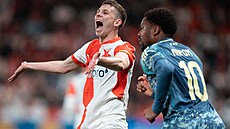 Slávista David Doudra se diví a roziluje v utkání Evropské ligy proti Ajaxu.