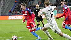 Plze�ský zálo�ník Ji�í Pano� se probíjí obranou Ludogorce Razgrad v utkání...