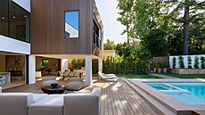 Zadní �ást domu s terasou a bazénem je pln� uzp�sobena kalifornskému �ivotnímu...