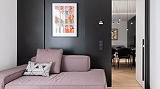 �ernou barvu skv�le doplnily sv�tlé lomené barvy.