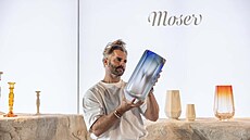 Jan Plechá�, um�lecký �editel spole�nosti Moser, v expozici zna�ky v Jízdárn�...