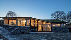 N�která skla dosahují a� k okapu st�echy, co� v kombinaci se strmým pozemkem...