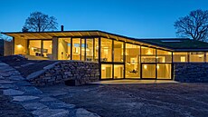 Prosklená fasáda umo��uje pou�ití velkoplo�ných sklen�ných konstrukcí s vysokou...