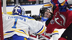 Útoník New Jersey Tomá Tatar v závaru ped brankou Buffala na zápase NHL v...