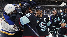 Radek Faksa (vlevo) ze St. Louis se pouchuje s Adamem Larssonem ze Seattlu.