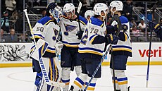 Radek Faksa (druhý zleva) ze St. Louis dkuje po vítzném zápase brankái...
