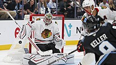 Branká Petr Mrázek z Chicaga elí stele Claytona Kellera z Utahu.