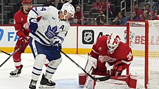 David Kämpf z Toronta v anci ped detroitským brankáem  Camem Talbotem.