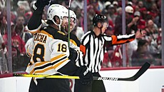 Pavel Zacha (vlevo) a Elias Lindholm  z Bostonu se radují z gólu v zápase s...