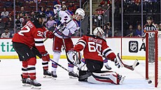 Branká� Jeremy Brodeur z New Jersey v akci v zápase s New York Rangers.