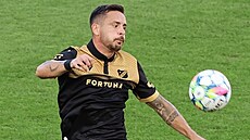 Záloník fotbalist ostravského Baníku Daniel Holzer v této sezon po návratu...