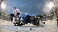 Ale� Kotalík z Buffala p�ekonává branká�e Tye Conklina z Pittsburghu v zápase...