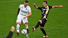 Karvinský Kristián Vallo (vlevo) brán�ný Adamem Vlkanovou z Hradce Králové.