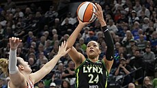 Napheesa Collierová (vpravo) z Minnesoty se snaí prosadit pes bránící Marinu...