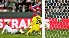 Plzeský Daniel Vaulín v anci ped brankáem Razgradu.