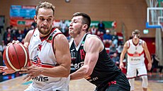 Ondej ika (vlevo) z Pardubic bránný nymburským Ondejem Sehnalem.