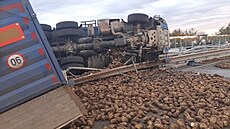 Provoz na dálnici D35 u Olomouce zkomplikovala nehoda nákladní soupravy...