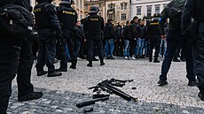 Policisté p�ed �tvrte�ním fotbalovým zápasem pra�ské Slavie proti Ajaxu...