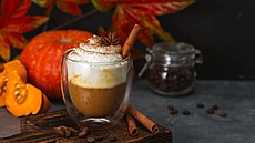 Pipravte si ikonick dov latte z pohodl domova, vyhnete se tak zbytenmu...