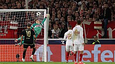 P�ímý kop Kaana Kairinena mí�í za záda branká�e Stuttgartu Alexandere Nübela.