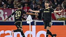 Kaan Kairinen (vpravo) slaví gól do sít� Stuttgartu.