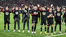 Dkovaka sparanských fotbalist po zápase ve Stuttgartu.