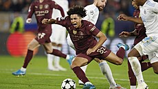 Rico Lewis z Manchesteru City padá ve vápn� Slovanu Bratislava.