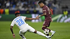 Sávio se sna�í obehrát Césara Blackman v duelu Slovanu Bratislava se City.