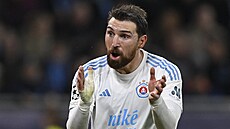 Guram Ka�ija hecuje spoluhrá�e ze Slovanu Bratislava b�hem zápasu s...