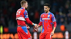 Plzetí útoníci Daniel Vaulín (vlevo)a Ricardinho v zápase s Ludogorcem.