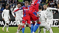 Pavel ulc se snaí probít pesilou hrá Ludogorce.
