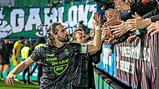 Jakub Martinec se raduje s jabloneckými fandy po derby s Libercem.