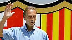 Johan Neeskens zdraví fandy FC Barcelona, momentka z roku 2006.