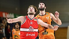 Joey Brunk (vlevo) z Pardubic a Gabriel Wiznitzer z GBA Jind�ich�v Hradec na...