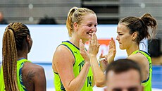 Basketbalistky USK Praha se radují, zleva Valériane Ayayiová, Emese Hofová a...