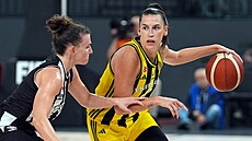 Sevgi Uzunová (vpravo) z Fenerbahce útoí v derby o evropský Superpohár kolem...