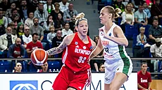 Becca Tobinová (vlevo) z Olympiakosu útoí v zápase se abinami kolem Elissy...