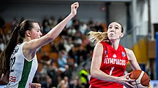 Ivana Racaová (vpravo) z Olympiakosu atakuje ko� �abin Brno kolem Emmy �echové.