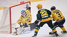 Zákrok zlínského gólmana Daniela Hufa v zápase se Vsetínem