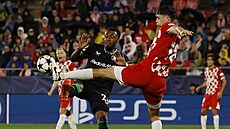 Ladislav Krejí (vpravo) z Girony odkopl mí ped Antonim Milambem z Feyenoordu.