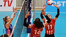 Ostravská nahráva�ka Petra Ka�parová odbíjí v utkání s Prost�jovem.
