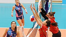 Prost�jovská nahráva�ka Elise Ferreiraóvá sleduje ostravský blok Petry Kojdové...