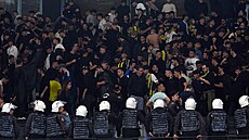 Policisté dohlíí na fanouky Fenerbahce, kteí se tili na enský...