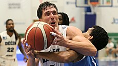 Tomá Pomikálek z Dína se tlaí ke koi Olomoucka.