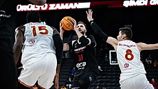 Martin Kí z Nymburka atakuje ko Galatasaraye mezi Ebukou Izundem (vlevo) a...