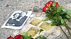 Rodinu �idovského léka�e Emila Hermana p�ipomínají t�i kameny zmizelých na...