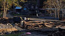 Hurikán Helene zanechal v Crestonu v Severní Karolín� spou��. (5. �íjna 2024)